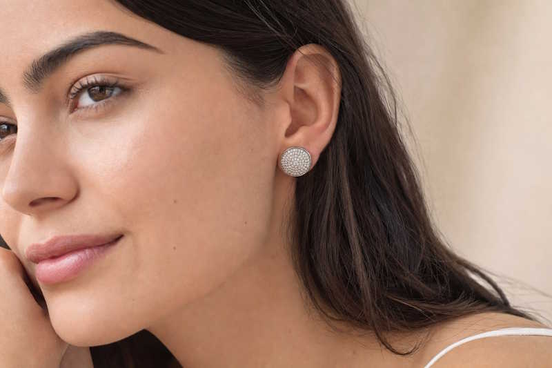 Frau trägt Magnet Ohrring – modernes Styling
