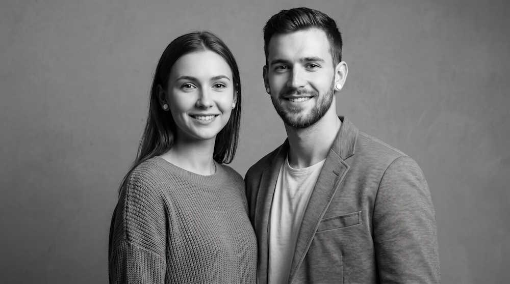 Mann und Frau tragen Fake Plugs – Ohrstecker zum Schrauben für Damen und Herren bei Treuheld