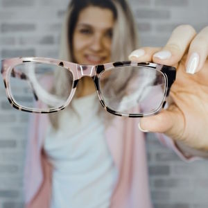 Nasallang Piercing Brille tragen