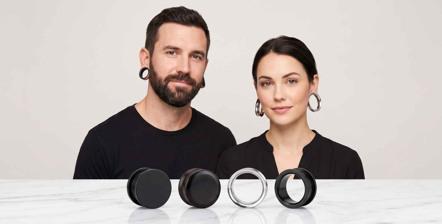 Mann und Frau mit großen 40mm bis 50mm Tunneln