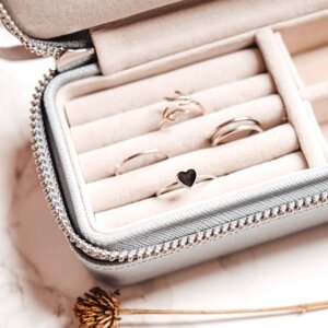 Schmuck richtig aufbewahren (Ratgeber für Gold, Silber, Edelstahl &amp; Co.) - Schmuckaufbewahrung | Schmuck richtig verwahren