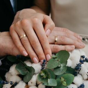 Verlobungsring links oder rechts tragen - Welche Hand ist die richtige? - Verlobungsring: welche Hand | links / rechts tragen?