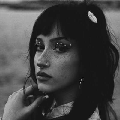 Chirurgenstahl oder Titan: Der ultimative Material-Guide für Piercings (2026) - Chirurgenstahl oder Titan Piercings? | Das ist besser.