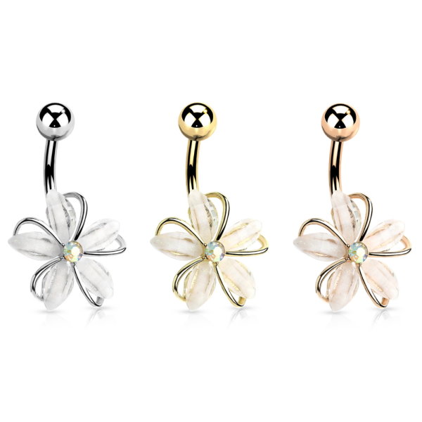 Bauchnabelpiercing mit weißer Blume