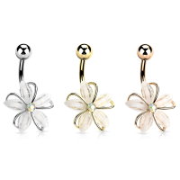 Bauchnabelpiercing mit weißer Blume