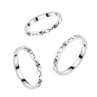 Silberner Ring mit gravierten Kreuzen